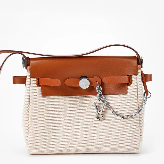 Charm con Cadena Dorada – Elegancia y Brillo para tu Bolso