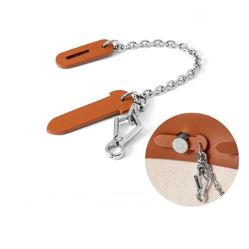 Charm con Cadena Dorada – Elegancia y Brillo para tu Bolso