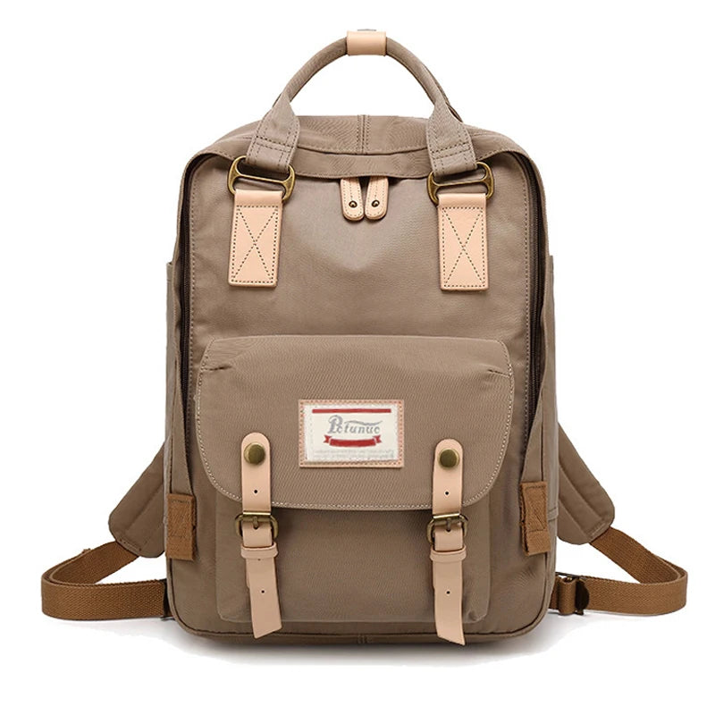 Elegancia Impermeable: Mochila de Alta Gama para Mujer