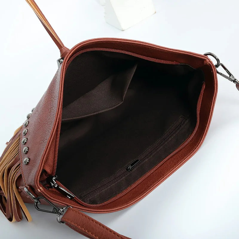 Bandolera de Mujer en PU con Flecos – Elegancia Versátil y Moderna