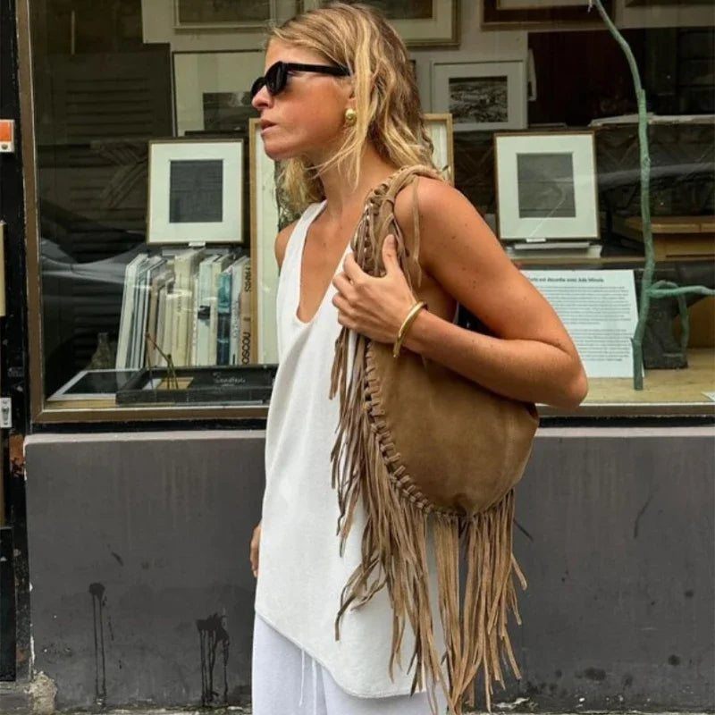 Bolso Flecos Half Moon Café de Gamuza Sintética – Chic y Versátil